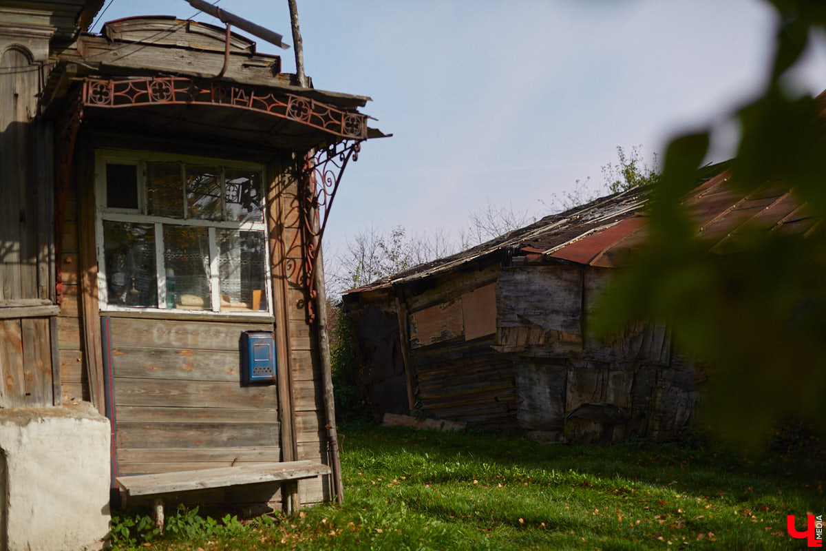 Однажды в общественном транспорте две женщины громко спорили, где растут самые вкусные яблоки. Одна говорила, что в МЮДе, другая уверяла, что в поселке Садовом. И обе оказались правы. Что еще интересного есть в этом районе, на сегодняшней экскурсии нам поведал местный художник Антон Ёжкин.