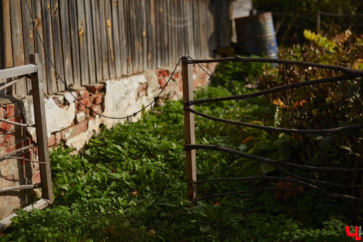 Однажды в общественном транспорте две женщины громко спорили, где растут самые вкусные яблоки. Одна говорила, что в МЮДе, другая уверяла, что в поселке Садовом. И обе оказались правы. Что еще интересного есть в этом районе, на сегодняшней экскурсии нам поведал местный художник Антон Ёжкин.
