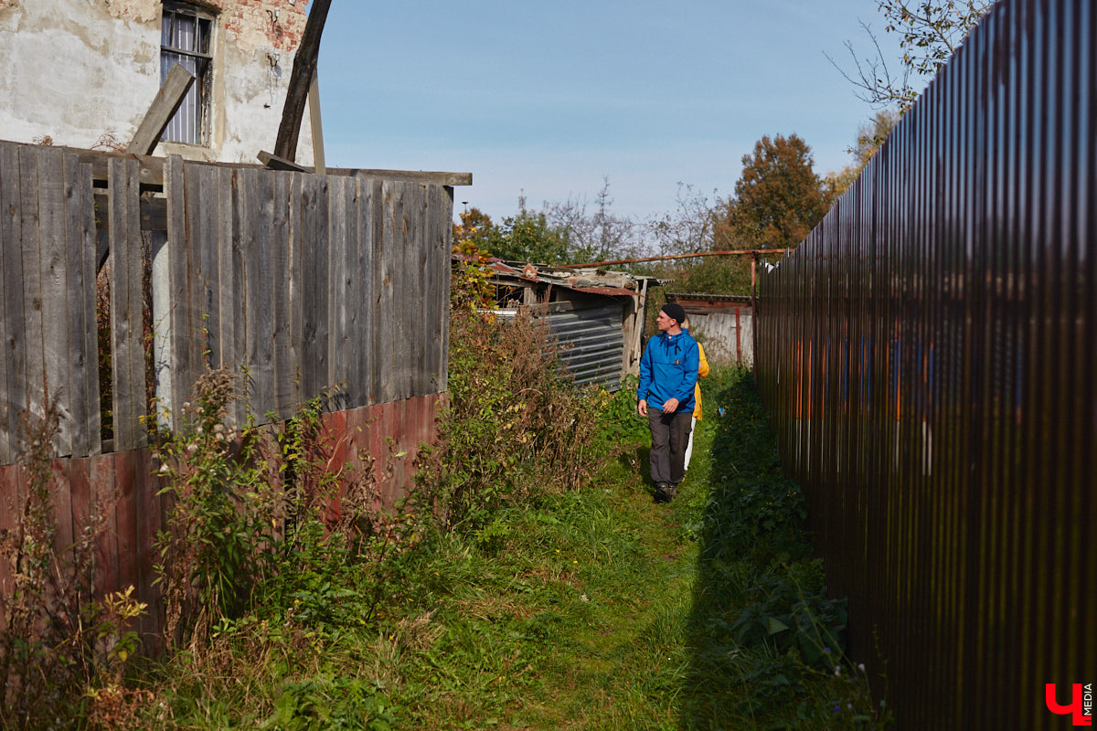 Однажды в общественном транспорте две женщины громко спорили, где растут самые вкусные яблоки. Одна говорила, что в МЮДе, другая уверяла, что в поселке Садовом. И обе оказались правы. Что еще интересного есть в этом районе, на сегодняшней экскурсии нам поведал местный художник Антон Ёжкин.