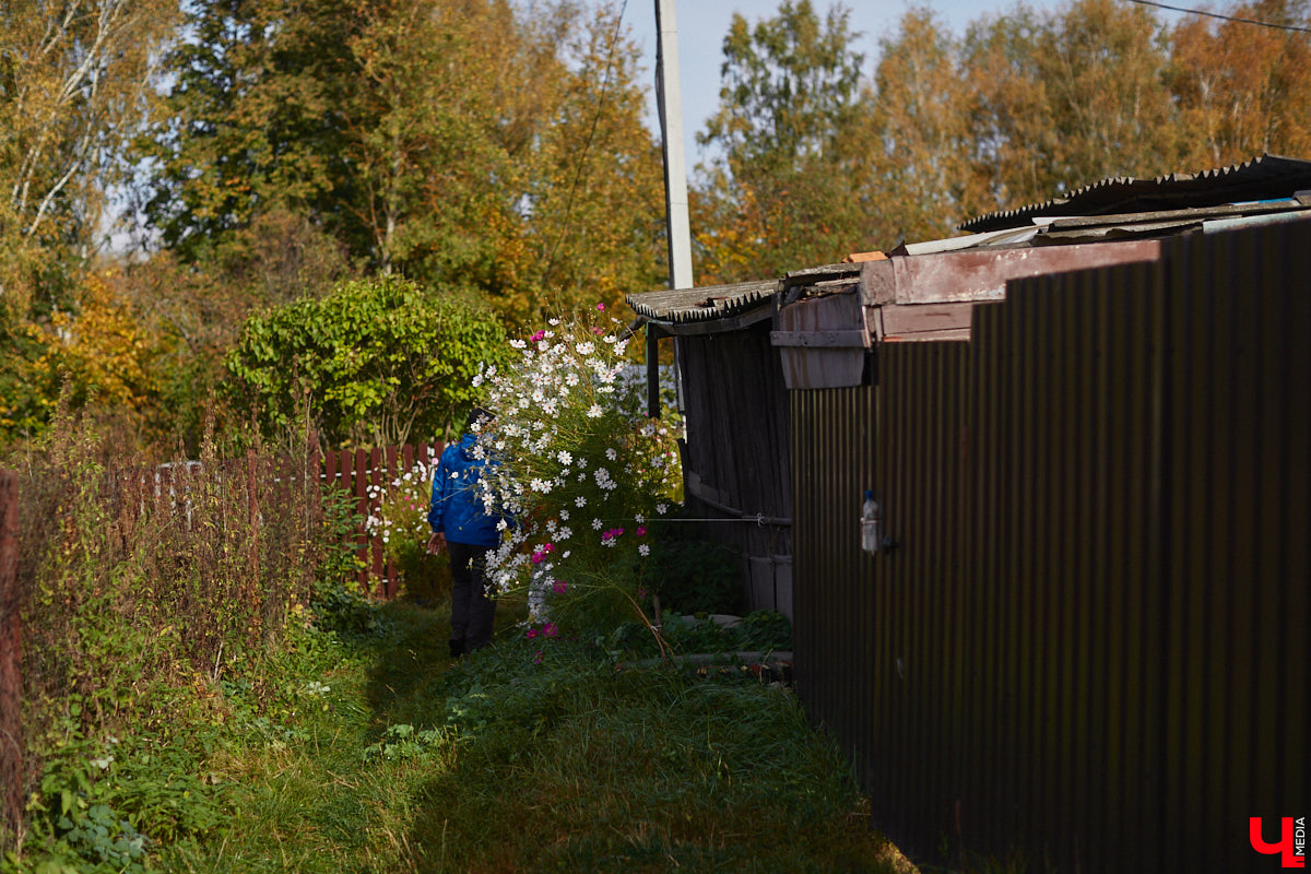 Однажды в общественном транспорте две женщины громко спорили, где растут самые вкусные яблоки. Одна говорила, что в МЮДе, другая уверяла, что в поселке Садовом. И обе оказались правы. Что еще интересного есть в этом районе, на сегодняшней экскурсии нам поведал местный художник Антон Ёжкин.