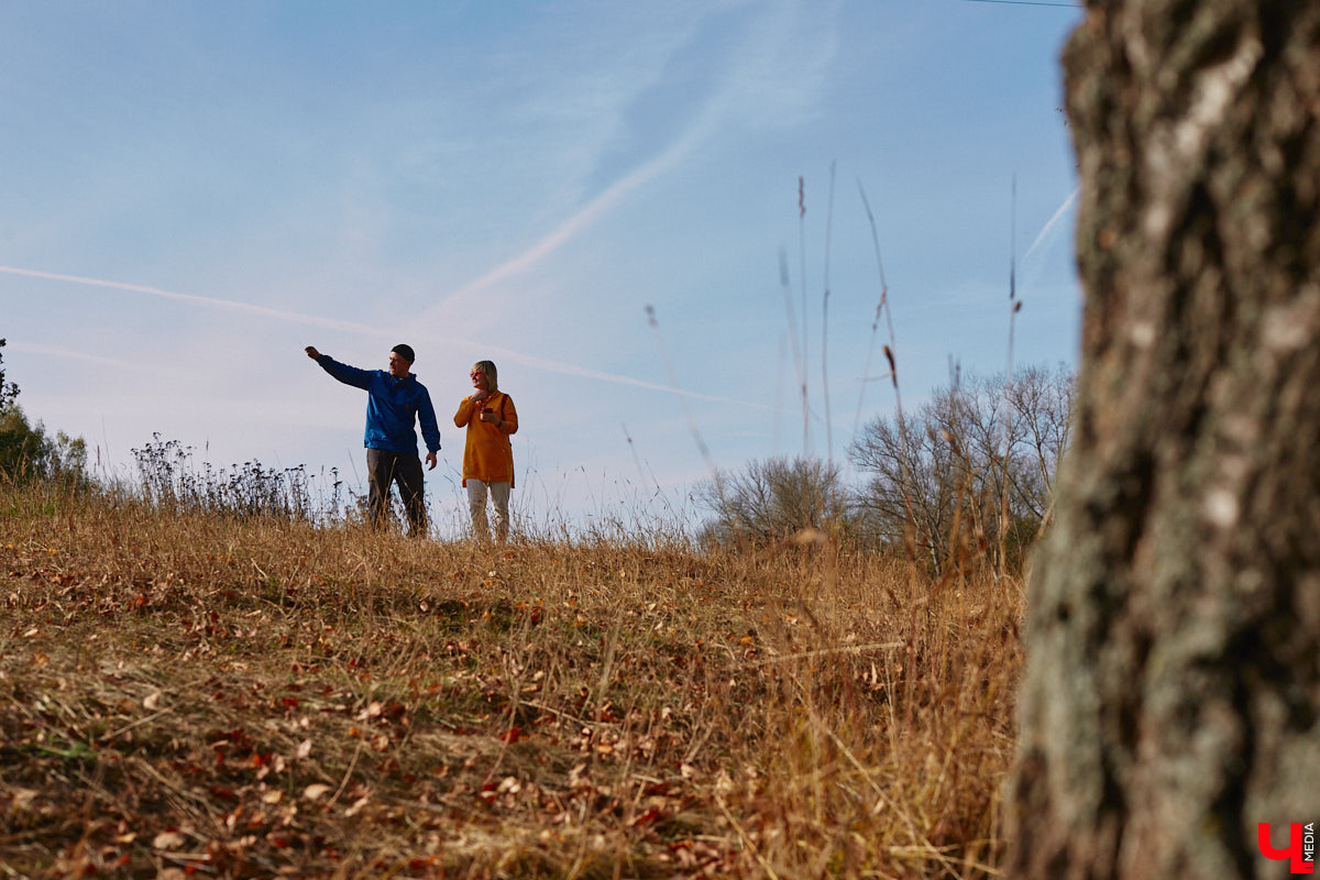 Однажды в общественном транспорте две женщины громко спорили, где растут самые вкусные яблоки. Одна говорила, что в МЮДе, другая уверяла, что в поселке Садовом. И обе оказались правы. Что еще интересного есть в этом районе, на сегодняшней экскурсии нам поведал местный художник Антон Ёжкин.