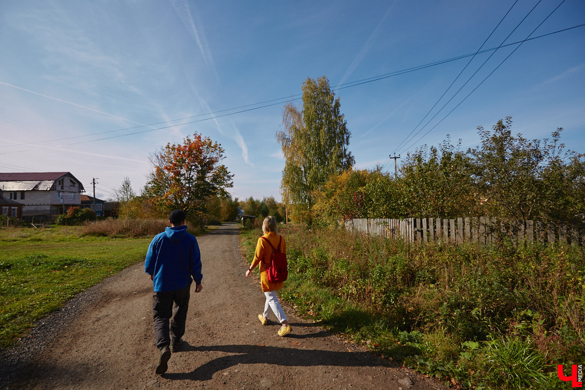Однажды в общественном транспорте две женщины громко спорили, где растут самые вкусные яблоки. Одна говорила, что в МЮДе, другая уверяла, что в поселке Садовом. И обе оказались правы. Что еще интересного есть в этом районе, на сегодняшней экскурсии нам поведал местный художник Антон Ёжкин.