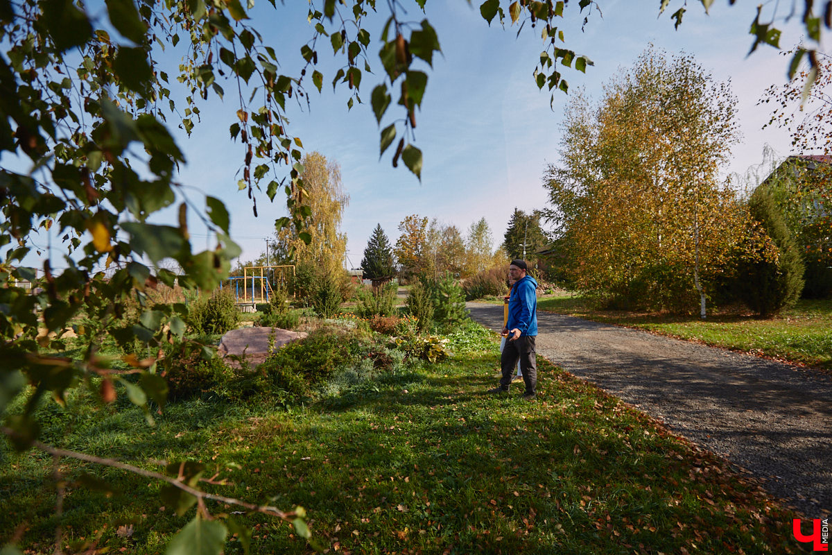 Однажды в общественном транспорте две женщины громко спорили, где растут самые вкусные яблоки. Одна говорила, что в МЮДе, другая уверяла, что в поселке Садовом. И обе оказались правы. Что еще интересного есть в этом районе, на сегодняшней экскурсии нам поведал местный художник Антон Ёжкин.