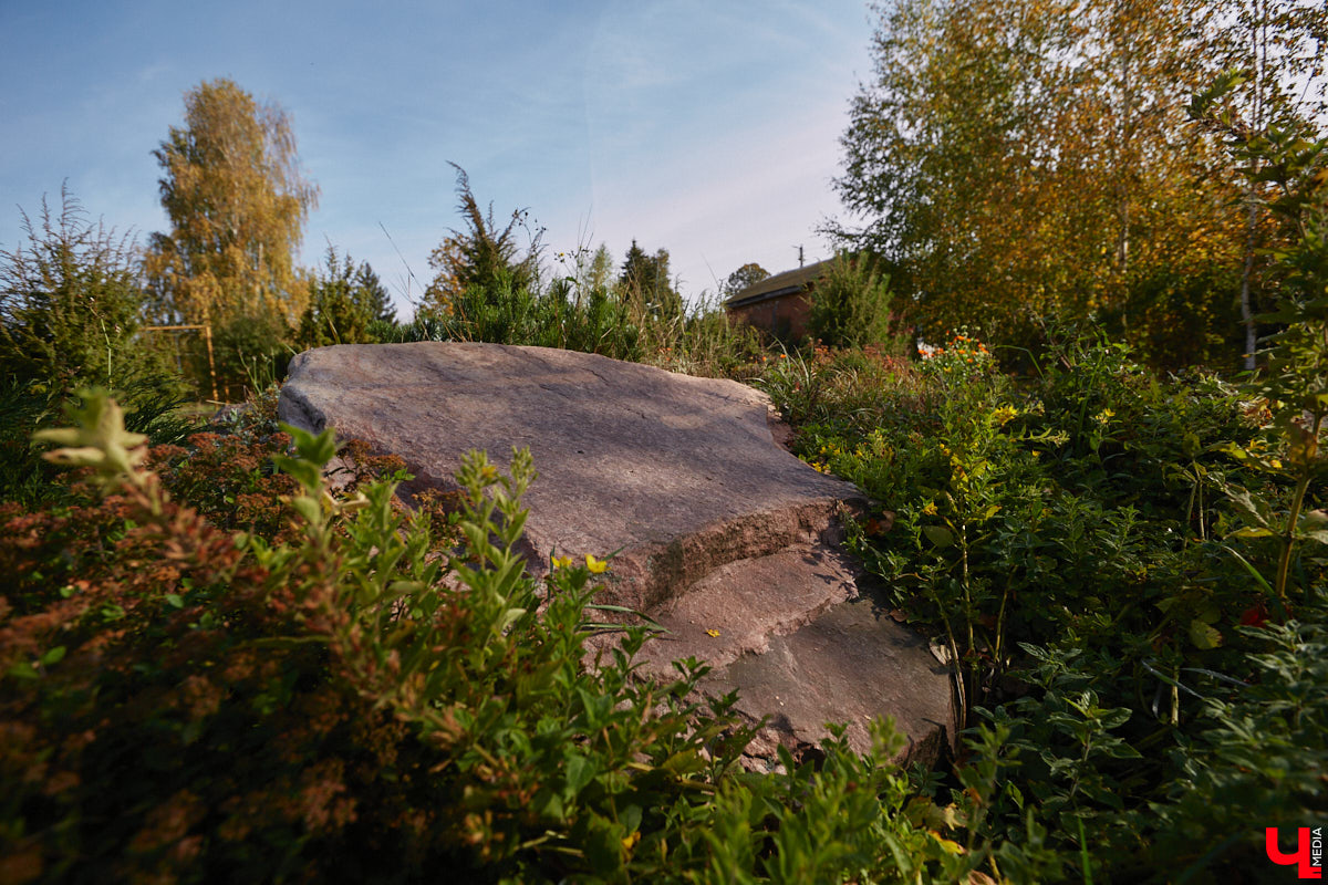 Однажды в общественном транспорте две женщины громко спорили, где растут самые вкусные яблоки. Одна говорила, что в МЮДе, другая уверяла, что в поселке Садовом. И обе оказались правы. Что еще интересного есть в этом районе, на сегодняшней экскурсии нам поведал местный художник Антон Ёжкин.