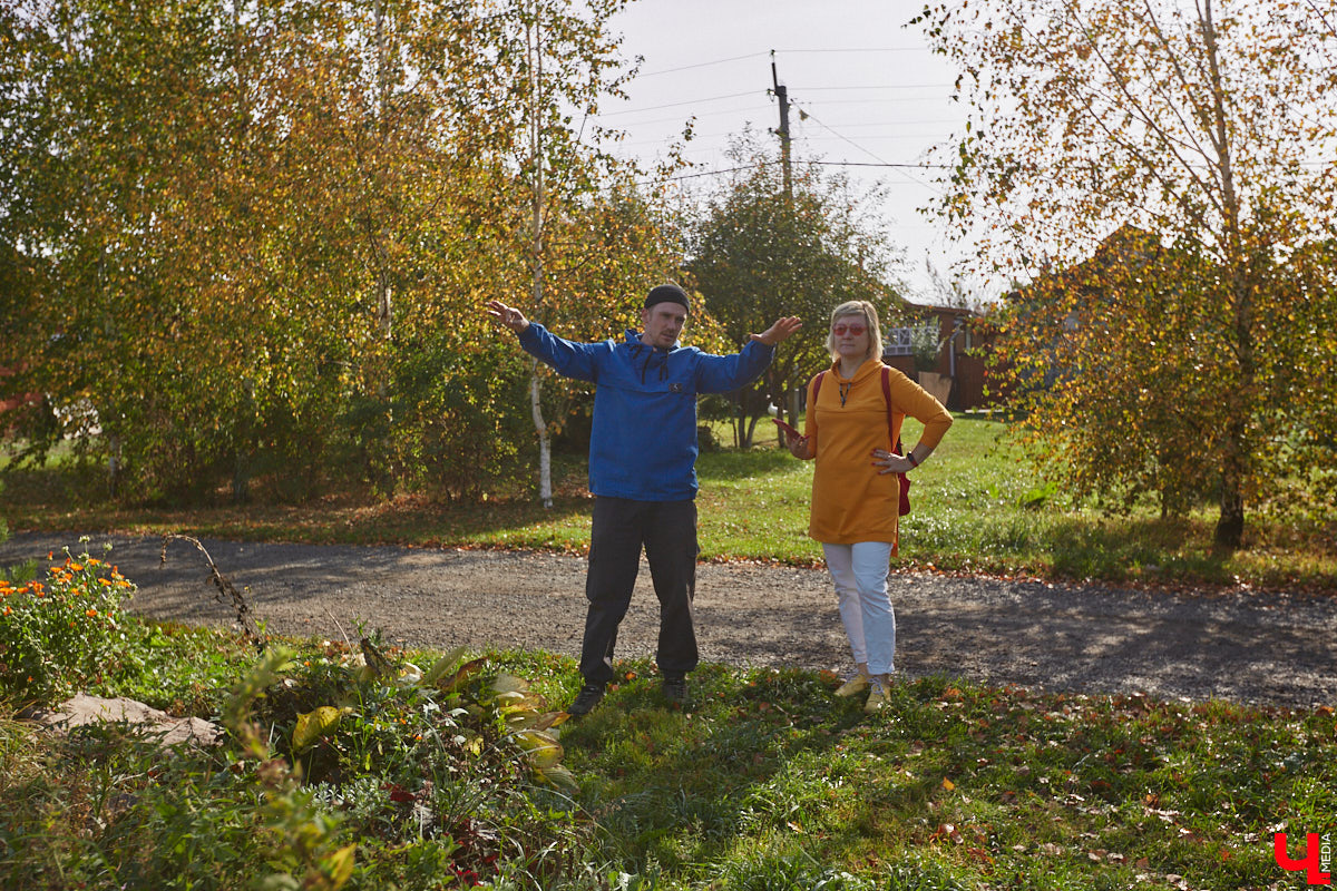 Однажды в общественном транспорте две женщины громко спорили, где растут самые вкусные яблоки. Одна говорила, что в МЮДе, другая уверяла, что в поселке Садовом. И обе оказались правы. Что еще интересного есть в этом районе, на сегодняшней экскурсии нам поведал местный художник Антон Ёжкин.