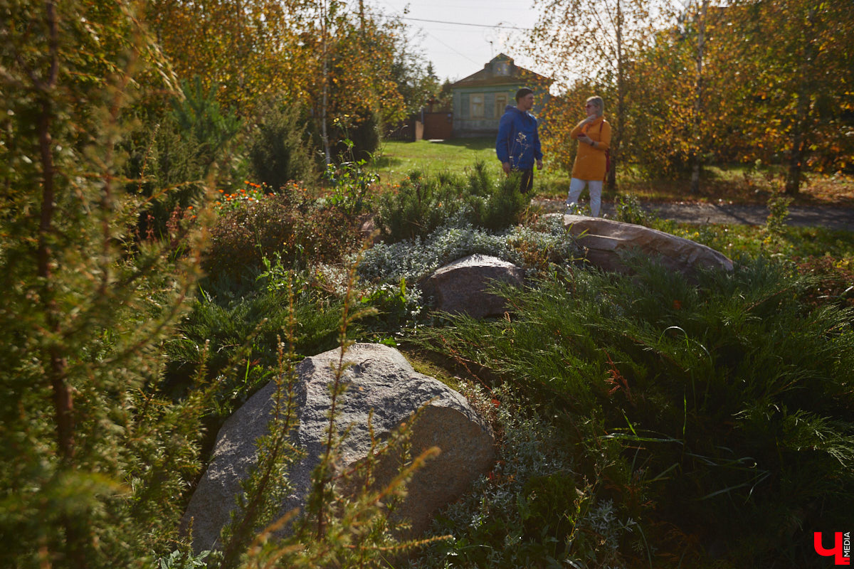 Однажды в общественном транспорте две женщины громко спорили, где растут самые вкусные яблоки. Одна говорила, что в МЮДе, другая уверяла, что в поселке Садовом. И обе оказались правы. Что еще интересного есть в этом районе, на сегодняшней экскурсии нам поведал местный художник Антон Ёжкин.