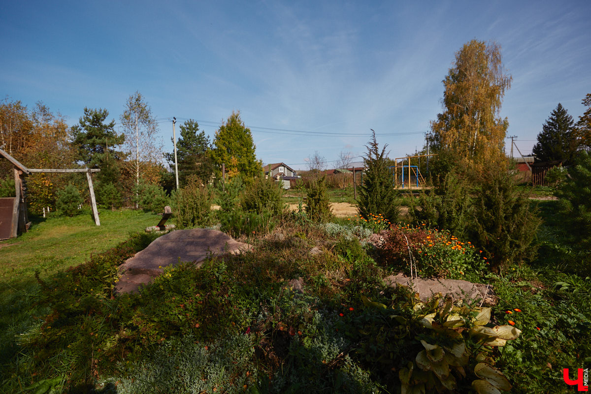 Однажды в общественном транспорте две женщины громко спорили, где растут самые вкусные яблоки. Одна говорила, что в МЮДе, другая уверяла, что в поселке Садовом. И обе оказались правы. Что еще интересного есть в этом районе, на сегодняшней экскурсии нам поведал местный художник Антон Ёжкин.