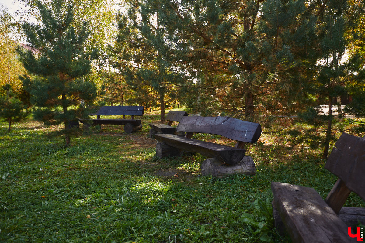 Однажды в общественном транспорте две женщины громко спорили, где растут самые вкусные яблоки. Одна говорила, что в МЮДе, другая уверяла, что в поселке Садовом. И обе оказались правы. Что еще интересного есть в этом районе, на сегодняшней экскурсии нам поведал местный художник Антон Ёжкин.