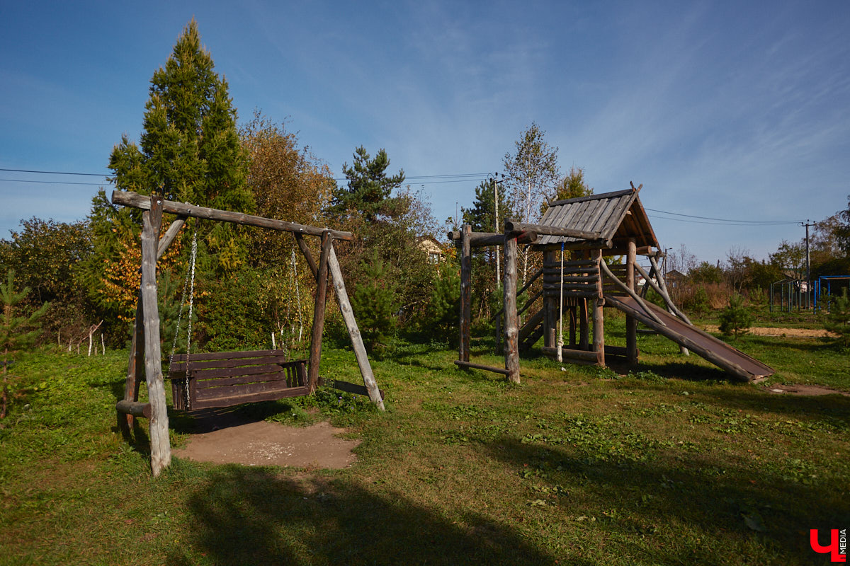 Однажды в общественном транспорте две женщины громко спорили, где растут самые вкусные яблоки. Одна говорила, что в МЮДе, другая уверяла, что в поселке Садовом. И обе оказались правы. Что еще интересного есть в этом районе, на сегодняшней экскурсии нам поведал местный художник Антон Ёжкин.