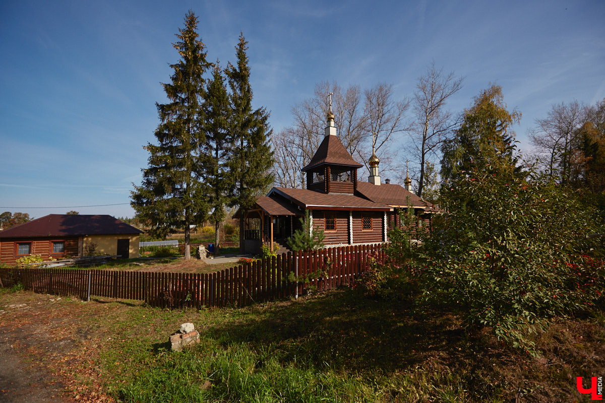 Однажды в общественном транспорте две женщины громко спорили, где растут самые вкусные яблоки. Одна говорила, что в МЮДе, другая уверяла, что в поселке Садовом. И обе оказались правы. Что еще интересного есть в этом районе, на сегодняшней экскурсии нам поведал местный художник Антон Ёжкин.