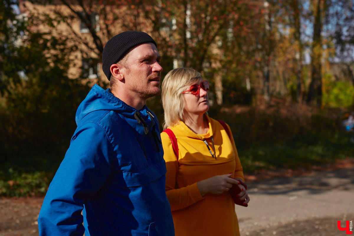 Однажды в общественном транспорте две женщины громко спорили, где растут самые вкусные яблоки. Одна говорила, что в МЮДе, другая уверяла, что в поселке Садовом. И обе оказались правы. Что еще интересного есть в этом районе, на сегодняшней экскурсии нам поведал местный художник Антон Ёжкин.