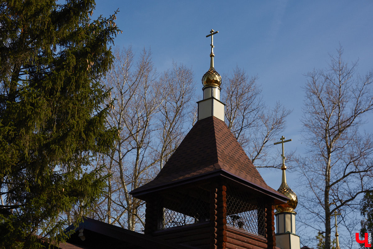 Однажды в общественном транспорте две женщины громко спорили, где растут самые вкусные яблоки. Одна говорила, что в МЮДе, другая уверяла, что в поселке Садовом. И обе оказались правы. Что еще интересного есть в этом районе, на сегодняшней экскурсии нам поведал местный художник Антон Ёжкин.