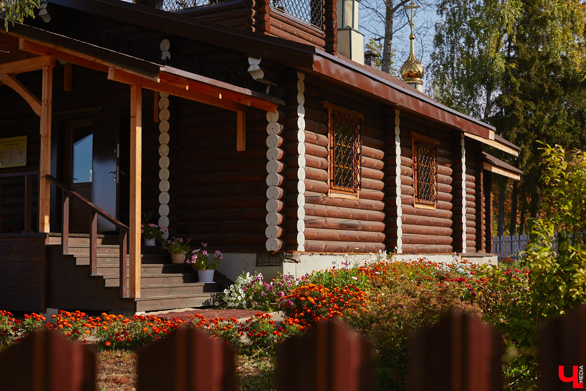 Однажды в общественном транспорте две женщины громко спорили, где растут самые вкусные яблоки. Одна говорила, что в МЮДе, другая уверяла, что в поселке Садовом. И обе оказались правы. Что еще интересного есть в этом районе, на сегодняшней экскурсии нам поведал местный художник Антон Ёжкин.