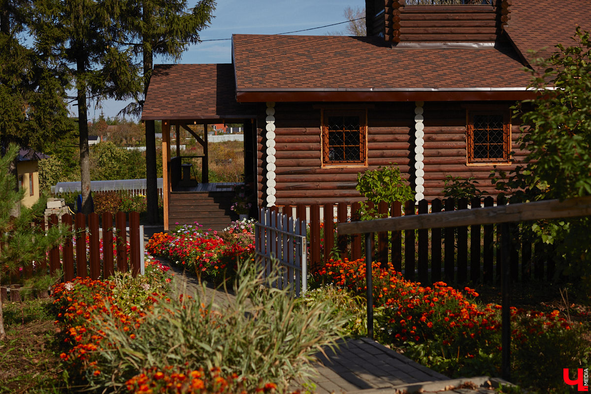 Однажды в общественном транспорте две женщины громко спорили, где растут самые вкусные яблоки. Одна говорила, что в МЮДе, другая уверяла, что в поселке Садовом. И обе оказались правы. Что еще интересного есть в этом районе, на сегодняшней экскурсии нам поведал местный художник Антон Ёжкин.