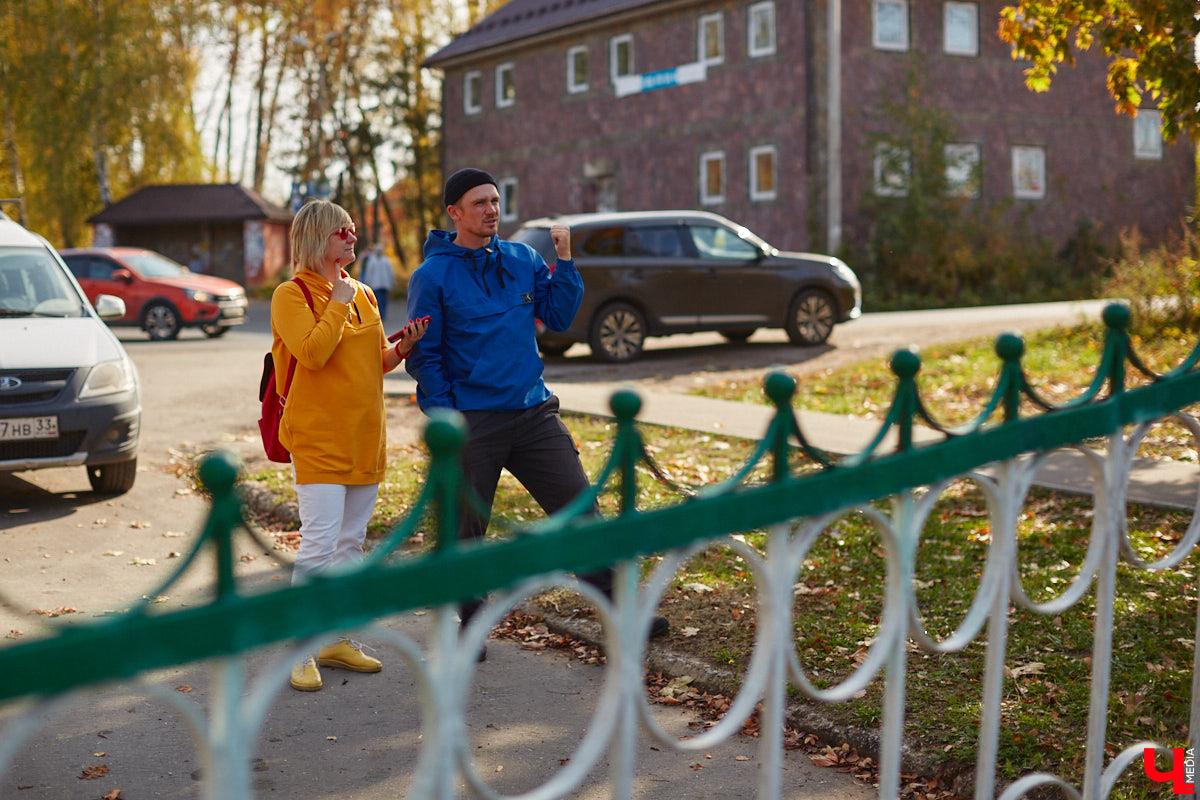 Однажды в общественном транспорте две женщины громко спорили, где растут самые вкусные яблоки. Одна говорила, что в МЮДе, другая уверяла, что в поселке Садовом. И обе оказались правы. Что еще интересного есть в этом районе, на сегодняшней экскурсии нам поведал местный художник Антон Ёжкин.