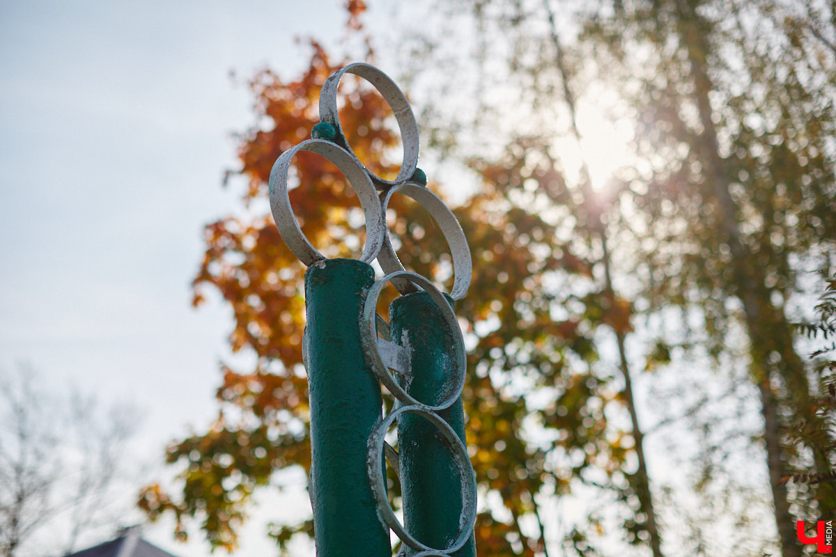 Однажды в общественном транспорте две женщины громко спорили, где растут самые вкусные яблоки. Одна говорила, что в МЮДе, другая уверяла, что в поселке Садовом. И обе оказались правы. Что еще интересного есть в этом районе, на сегодняшней экскурсии нам поведал местный художник Антон Ёжкин.