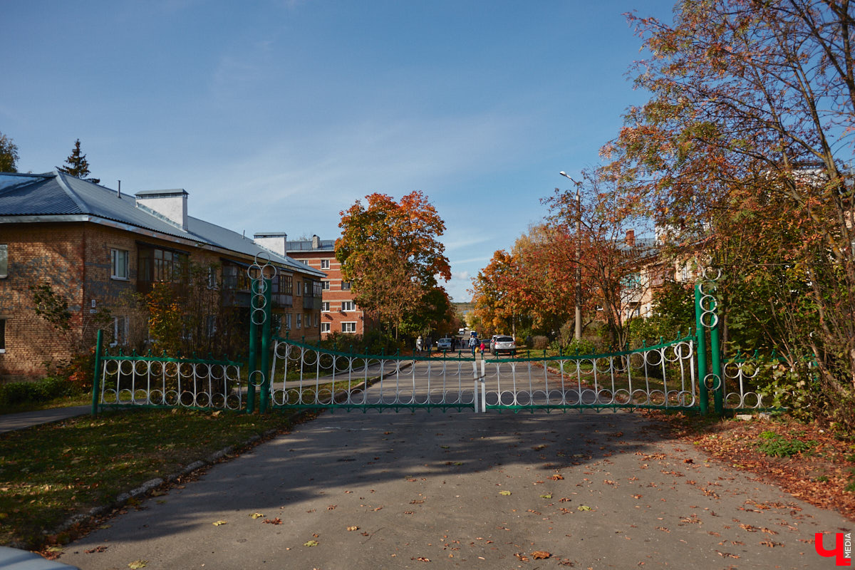 Однажды в общественном транспорте две женщины громко спорили, где растут самые вкусные яблоки. Одна говорила, что в МЮДе, другая уверяла, что в поселке Садовом. И обе оказались правы. Что еще интересного есть в этом районе, на сегодняшней экскурсии нам поведал местный художник Антон Ёжкин.