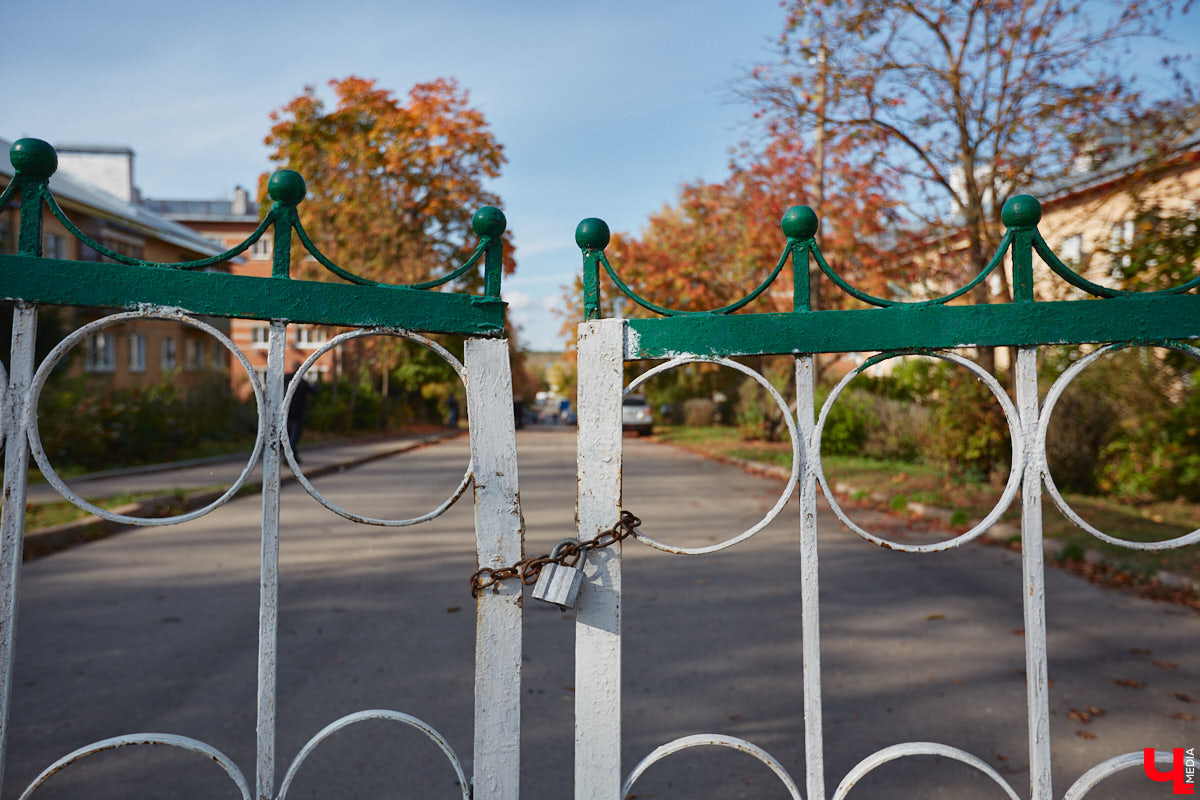 Однажды в общественном транспорте две женщины громко спорили, где растут самые вкусные яблоки. Одна говорила, что в МЮДе, другая уверяла, что в поселке Садовом. И обе оказались правы. Что еще интересного есть в этом районе, на сегодняшней экскурсии нам поведал местный художник Антон Ёжкин.