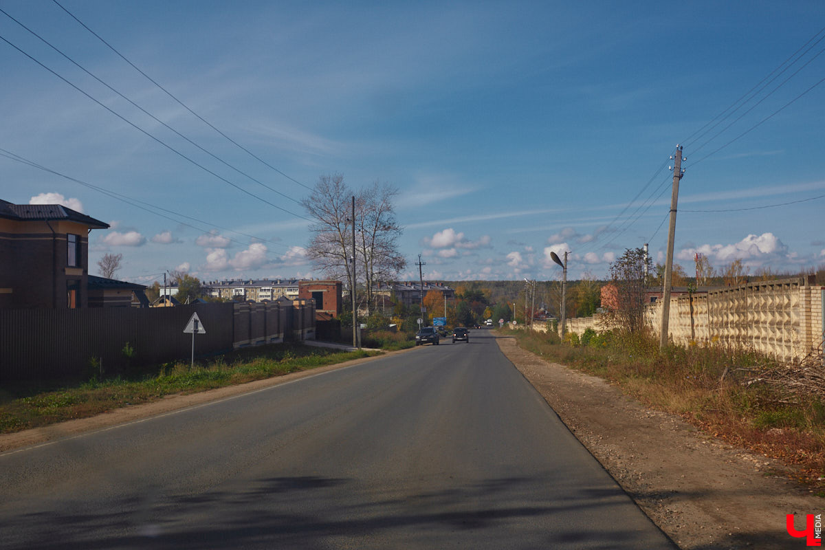 Однажды в общественном транспорте две женщины громко спорили, где растут самые вкусные яблоки. Одна говорила, что в МЮДе, другая уверяла, что в поселке Садовом. И обе оказались правы. Что еще интересного есть в этом районе, на сегодняшней экскурсии нам поведал местный художник Антон Ёжкин.