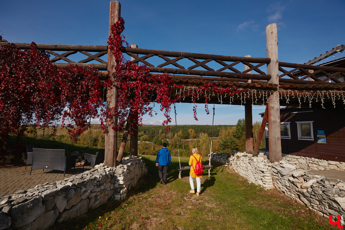 Однажды в общественном транспорте две женщины громко спорили, где растут самые вкусные яблоки. Одна говорила, что в МЮДе, другая уверяла, что в поселке Садовом. И обе оказались правы. Что еще интересного есть в этом районе, на сегодняшней экскурсии нам поведал местный художник Антон Ёжкин.