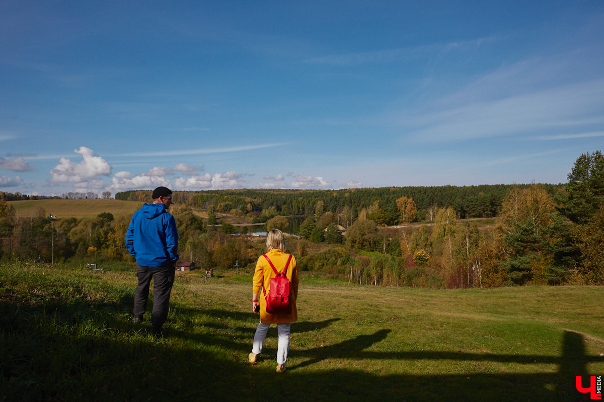 Однажды в общественном транспорте две женщины громко спорили, где растут самые вкусные яблоки. Одна говорила, что в МЮДе, другая уверяла, что в поселке Садовом. И обе оказались правы. Что еще интересного есть в этом районе, на сегодняшней экскурсии нам поведал местный художник Антон Ёжкин.