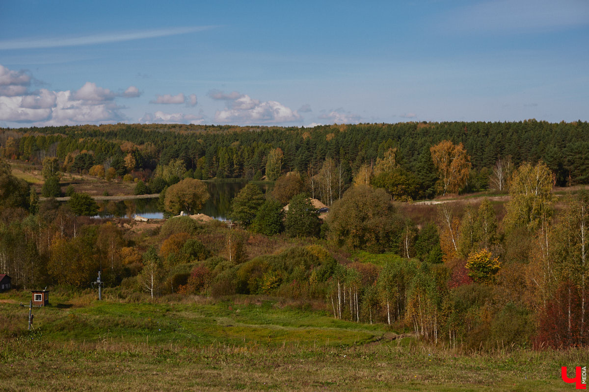 Однажды в общественном транспорте две женщины громко спорили, где растут самые вкусные яблоки. Одна говорила, что в МЮДе, другая уверяла, что в поселке Садовом. И обе оказались правы. Что еще интересного есть в этом районе, на сегодняшней экскурсии нам поведал местный художник Антон Ёжкин.