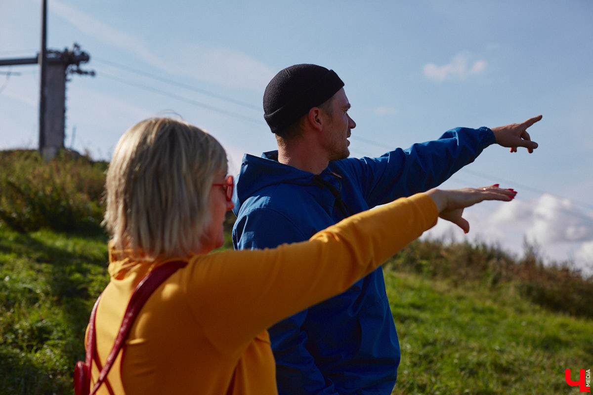 Однажды в общественном транспорте две женщины громко спорили, где растут самые вкусные яблоки. Одна говорила, что в МЮДе, другая уверяла, что в поселке Садовом. И обе оказались правы. Что еще интересного есть в этом районе, на сегодняшней экскурсии нам поведал местный художник Антон Ёжкин.