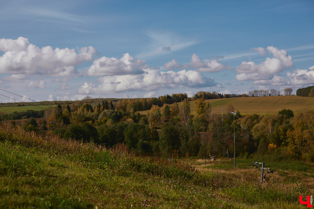 Однажды в общественном транспорте две женщины громко спорили, где растут самые вкусные яблоки. Одна говорила, что в МЮДе, другая уверяла, что в поселке Садовом. И обе оказались правы. Что еще интересного есть в этом районе, на сегодняшней экскурсии нам поведал местный художник Антон Ёжкин.