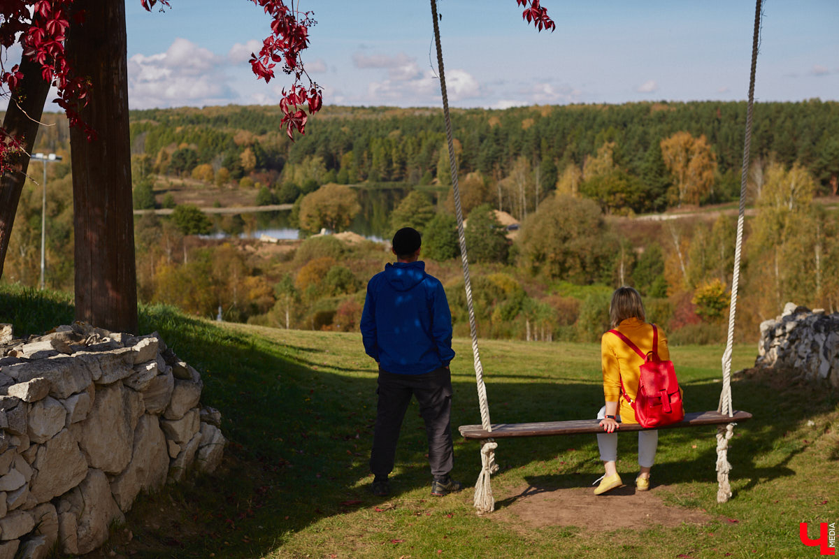 Однажды в общественном транспорте две женщины громко спорили, где растут самые вкусные яблоки. Одна говорила, что в МЮДе, другая уверяла, что в поселке Садовом. И обе оказались правы. Что еще интересного есть в этом районе, на сегодняшней экскурсии нам поведал местный художник Антон Ёжкин.