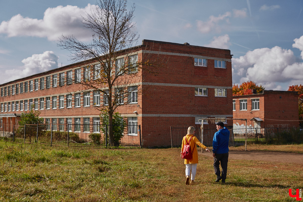 Однажды в общественном транспорте две женщины громко спорили, где растут самые вкусные яблоки. Одна говорила, что в МЮДе, другая уверяла, что в поселке Садовом. И обе оказались правы. Что еще интересного есть в этом районе, на сегодняшней экскурсии нам поведал местный художник Антон Ёжкин.