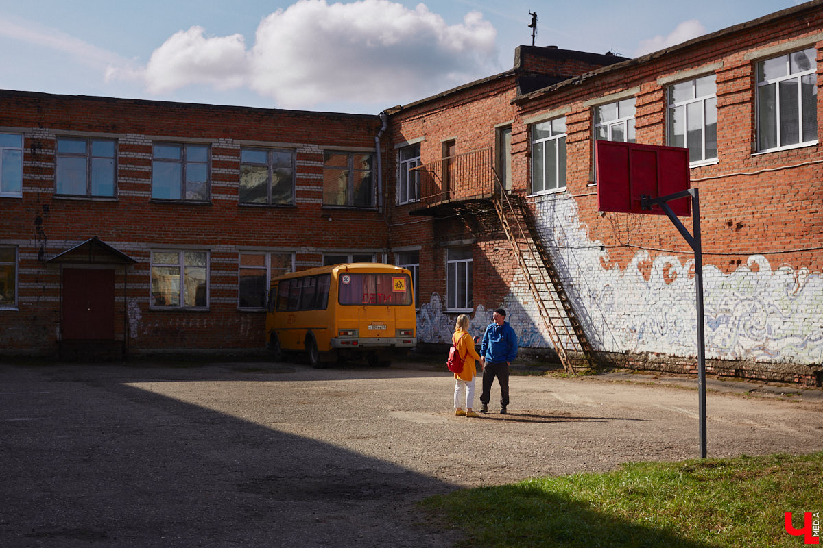 Однажды в общественном транспорте две женщины громко спорили, где растут самые вкусные яблоки. Одна говорила, что в МЮДе, другая уверяла, что в поселке Садовом. И обе оказались правы. Что еще интересного есть в этом районе, на сегодняшней экскурсии нам поведал местный художник Антон Ёжкин.
