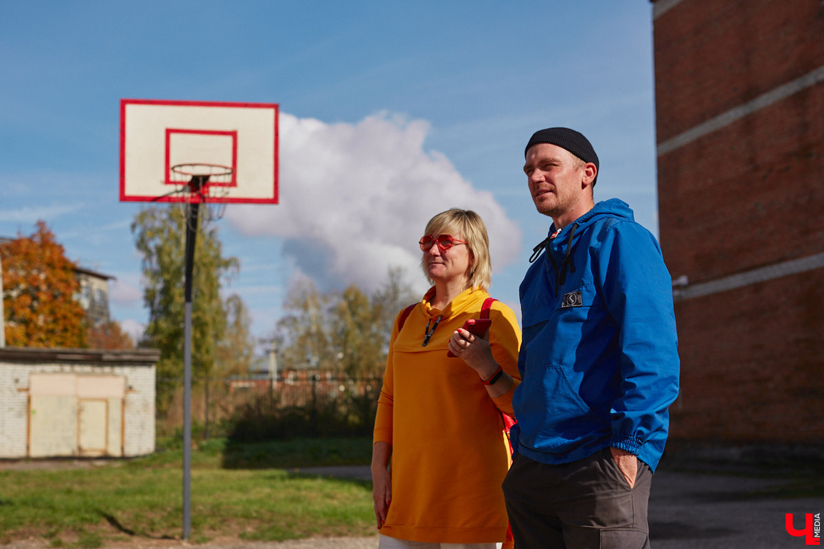 Однажды в общественном транспорте две женщины громко спорили, где растут самые вкусные яблоки. Одна говорила, что в МЮДе, другая уверяла, что в поселке Садовом. И обе оказались правы. Что еще интересного есть в этом районе, на сегодняшней экскурсии нам поведал местный художник Антон Ёжкин.