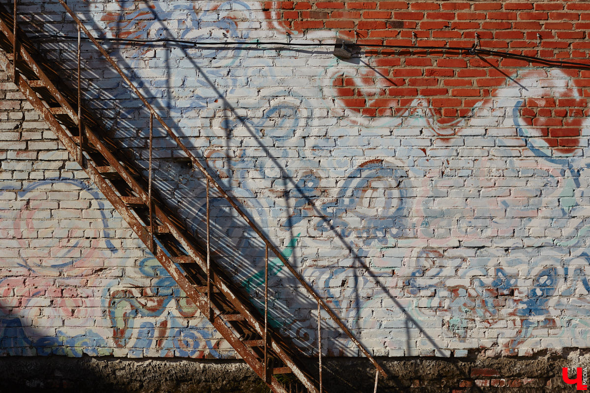 Однажды в общественном транспорте две женщины громко спорили, где растут самые вкусные яблоки. Одна говорила, что в МЮДе, другая уверяла, что в поселке Садовом. И обе оказались правы. Что еще интересного есть в этом районе, на сегодняшней экскурсии нам поведал местный художник Антон Ёжкин.