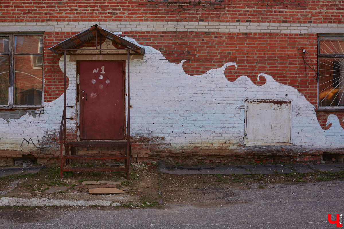 Однажды в общественном транспорте две женщины громко спорили, где растут самые вкусные яблоки. Одна говорила, что в МЮДе, другая уверяла, что в поселке Садовом. И обе оказались правы. Что еще интересного есть в этом районе, на сегодняшней экскурсии нам поведал местный художник Антон Ёжкин.