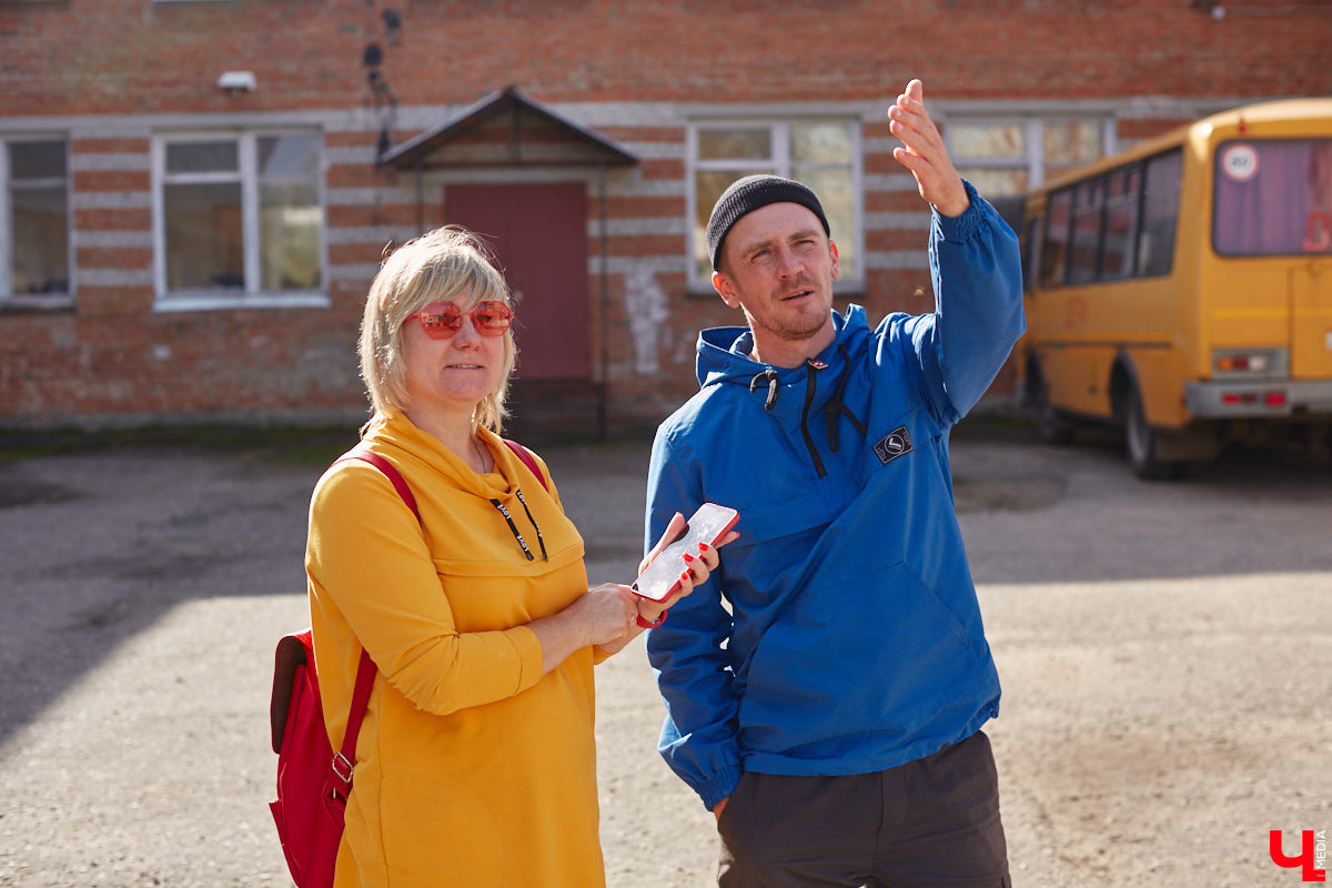 Однажды в общественном транспорте две женщины громко спорили, где растут самые вкусные яблоки. Одна говорила, что в МЮДе, другая уверяла, что в поселке Садовом. И обе оказались правы. Что еще интересного есть в этом районе, на сегодняшней экскурсии нам поведал местный художник Антон Ёжкин.