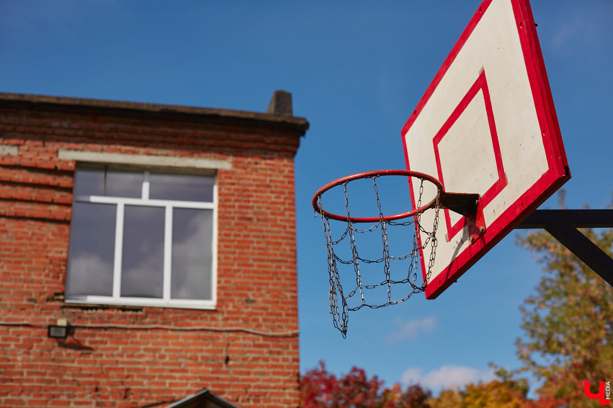 Однажды в общественном транспорте две женщины громко спорили, где растут самые вкусные яблоки. Одна говорила, что в МЮДе, другая уверяла, что в поселке Садовом. И обе оказались правы. Что еще интересного есть в этом районе, на сегодняшней экскурсии нам поведал местный художник Антон Ёжкин.