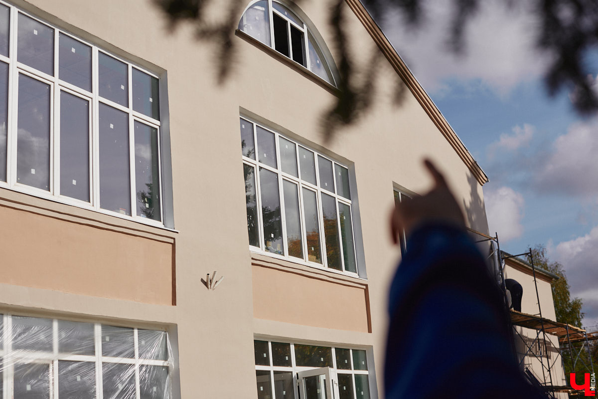 Однажды в общественном транспорте две женщины громко спорили, где растут самые вкусные яблоки. Одна говорила, что в МЮДе, другая уверяла, что в поселке Садовом. И обе оказались правы. Что еще интересного есть в этом районе, на сегодняшней экскурсии нам поведал местный художник Антон Ёжкин.