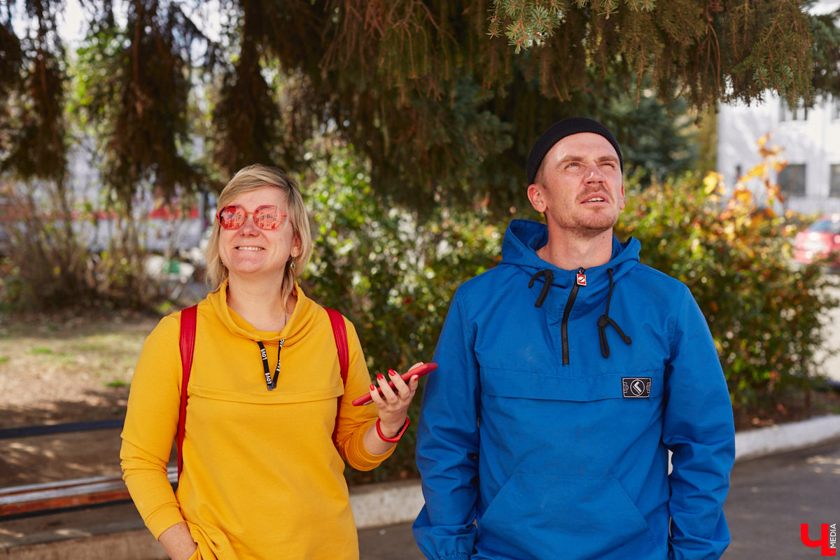 Однажды в общественном транспорте две женщины громко спорили, где растут самые вкусные яблоки. Одна говорила, что в МЮДе, другая уверяла, что в поселке Садовом. И обе оказались правы. Что еще интересного есть в этом районе, на сегодняшней экскурсии нам поведал местный художник Антон Ёжкин.