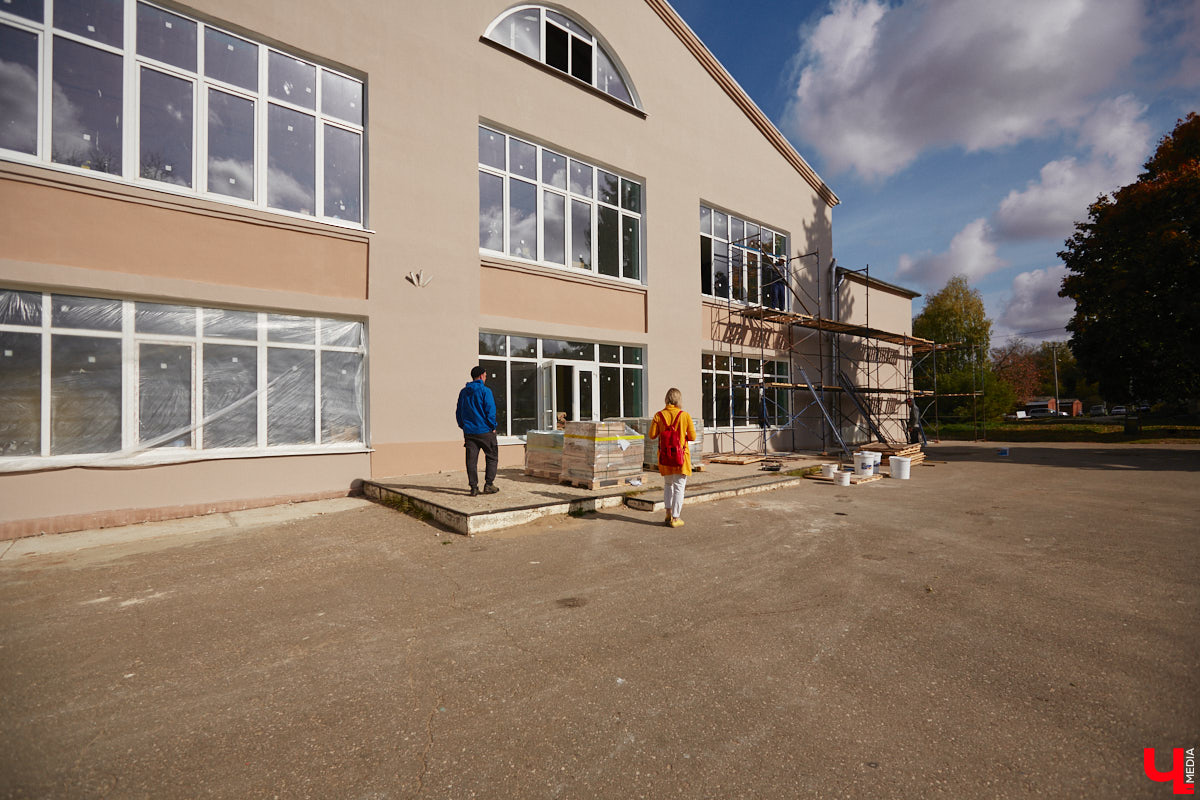 Однажды в общественном транспорте две женщины громко спорили, где растут самые вкусные яблоки. Одна говорила, что в МЮДе, другая уверяла, что в поселке Садовом. И обе оказались правы. Что еще интересного есть в этом районе, на сегодняшней экскурсии нам поведал местный художник Антон Ёжкин.