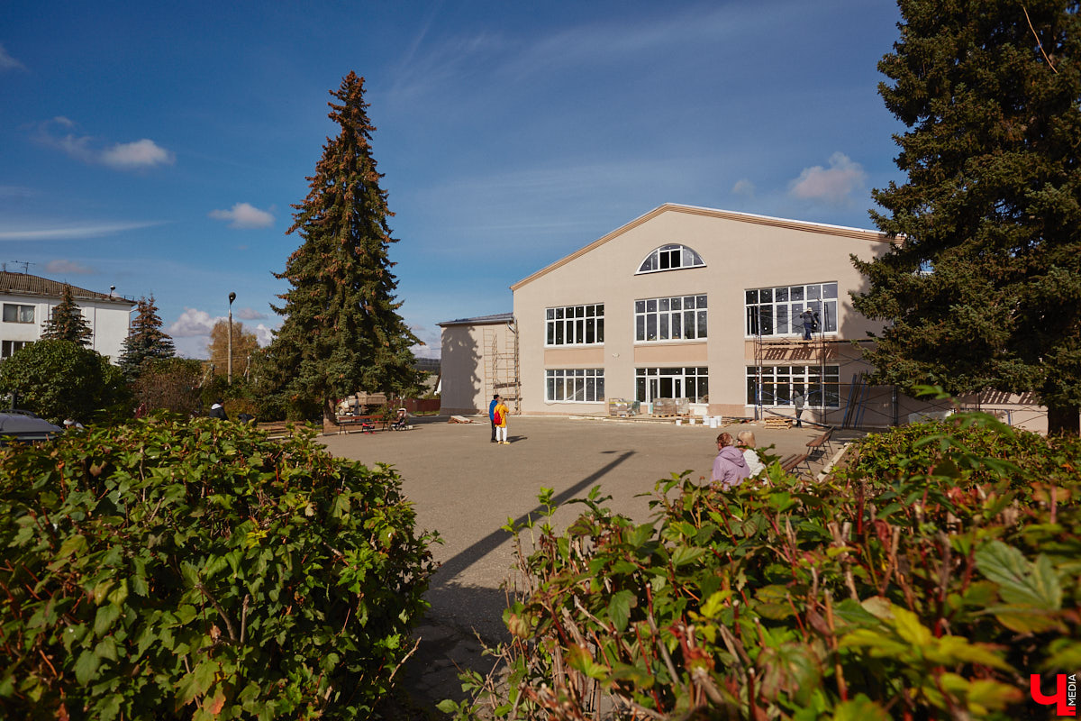 Однажды в общественном транспорте две женщины громко спорили, где растут самые вкусные яблоки. Одна говорила, что в МЮДе, другая уверяла, что в поселке Садовом. И обе оказались правы. Что еще интересного есть в этом районе, на сегодняшней экскурсии нам поведал местный художник Антон Ёжкин.