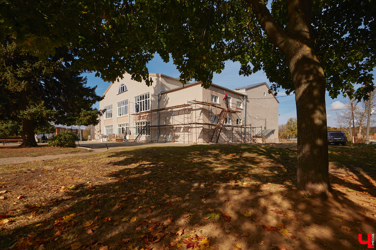 Однажды в общественном транспорте две женщины громко спорили, где растут самые вкусные яблоки. Одна говорила, что в МЮДе, другая уверяла, что в поселке Садовом. И обе оказались правы. Что еще интересного есть в этом районе, на сегодняшней экскурсии нам поведал местный художник Антон Ёжкин.