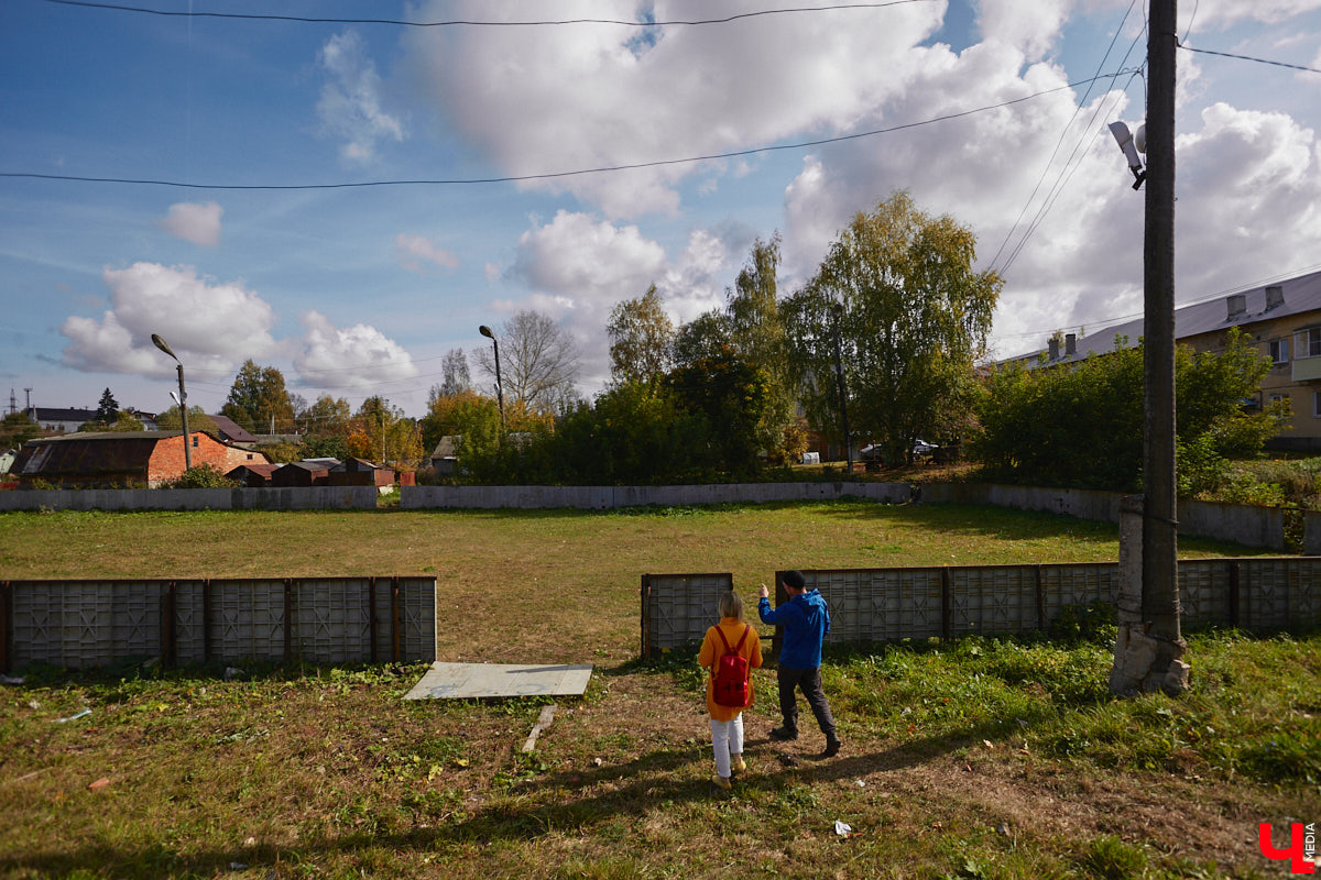 Однажды в общественном транспорте две женщины громко спорили, где растут самые вкусные яблоки. Одна говорила, что в МЮДе, другая уверяла, что в поселке Садовом. И обе оказались правы. Что еще интересного есть в этом районе, на сегодняшней экскурсии нам поведал местный художник Антон Ёжкин.