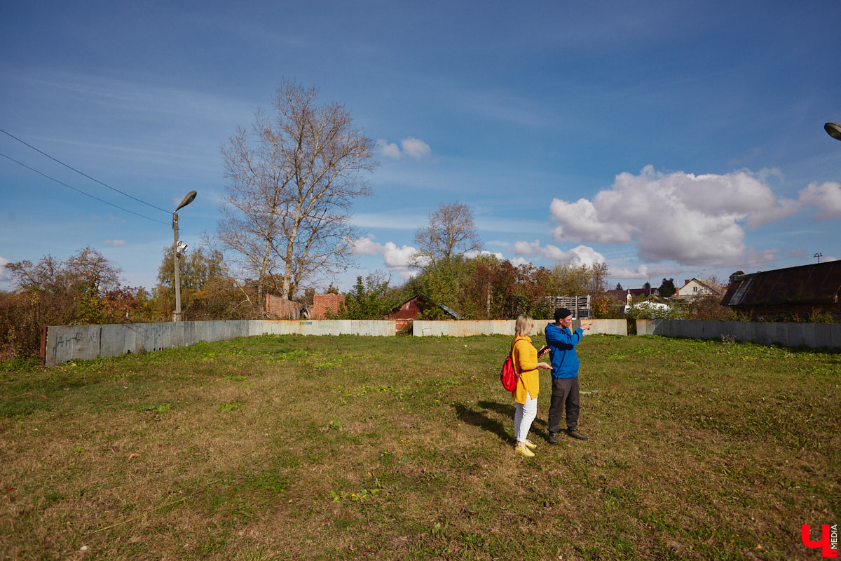 Однажды в общественном транспорте две женщины громко спорили, где растут самые вкусные яблоки. Одна говорила, что в МЮДе, другая уверяла, что в поселке Садовом. И обе оказались правы. Что еще интересного есть в этом районе, на сегодняшней экскурсии нам поведал местный художник Антон Ёжкин.