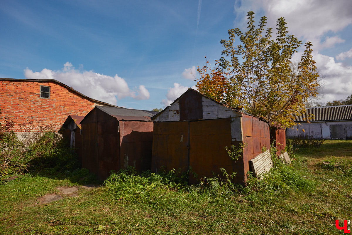 Однажды в общественном транспорте две женщины громко спорили, где растут самые вкусные яблоки. Одна говорила, что в МЮДе, другая уверяла, что в поселке Садовом. И обе оказались правы. Что еще интересного есть в этом районе, на сегодняшней экскурсии нам поведал местный художник Антон Ёжкин.