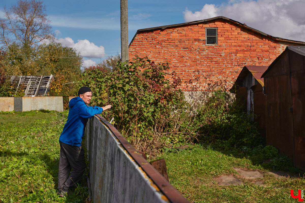 Однажды в общественном транспорте две женщины громко спорили, где растут самые вкусные яблоки. Одна говорила, что в МЮДе, другая уверяла, что в поселке Садовом. И обе оказались правы. Что еще интересного есть в этом районе, на сегодняшней экскурсии нам поведал местный художник Антон Ёжкин.