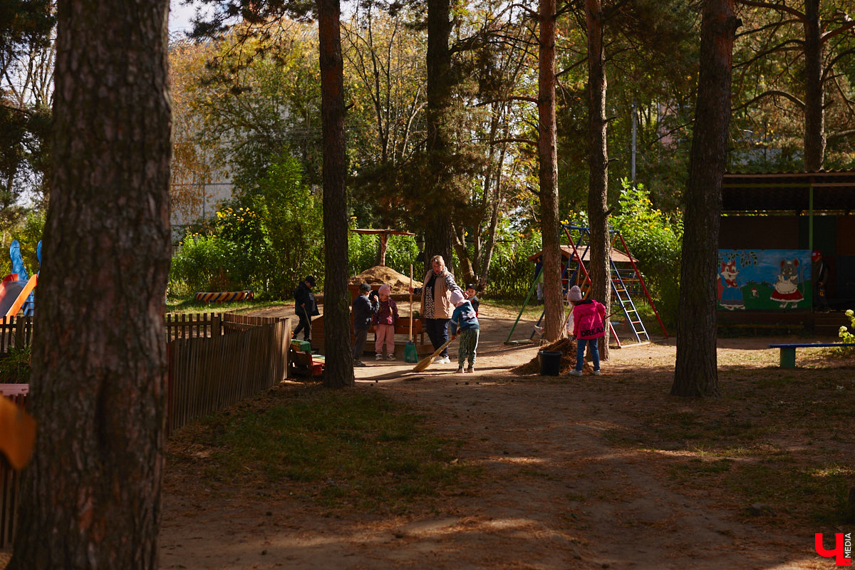 Однажды в общественном транспорте две женщины громко спорили, где растут самые вкусные яблоки. Одна говорила, что в МЮДе, другая уверяла, что в поселке Садовом. И обе оказались правы. Что еще интересного есть в этом районе, на сегодняшней экскурсии нам поведал местный художник Антон Ёжкин.