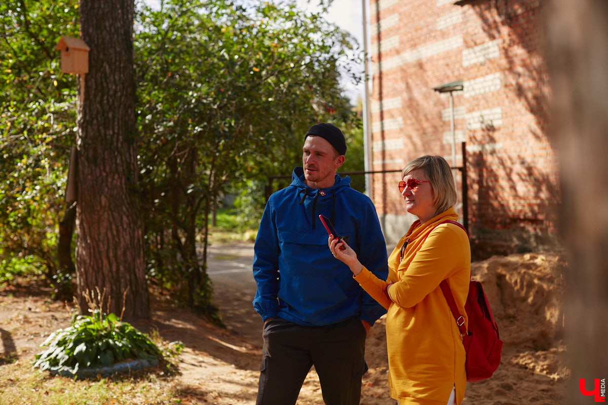 Однажды в общественном транспорте две женщины громко спорили, где растут самые вкусные яблоки. Одна говорила, что в МЮДе, другая уверяла, что в поселке Садовом. И обе оказались правы. Что еще интересного есть в этом районе, на сегодняшней экскурсии нам поведал местный художник Антон Ёжкин.