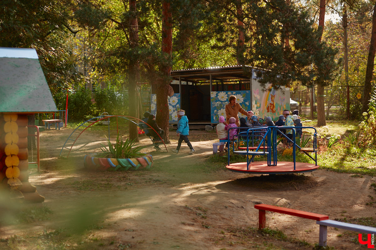 Однажды в общественном транспорте две женщины громко спорили, где растут самые вкусные яблоки. Одна говорила, что в МЮДе, другая уверяла, что в поселке Садовом. И обе оказались правы. Что еще интересного есть в этом районе, на сегодняшней экскурсии нам поведал местный художник Антон Ёжкин.