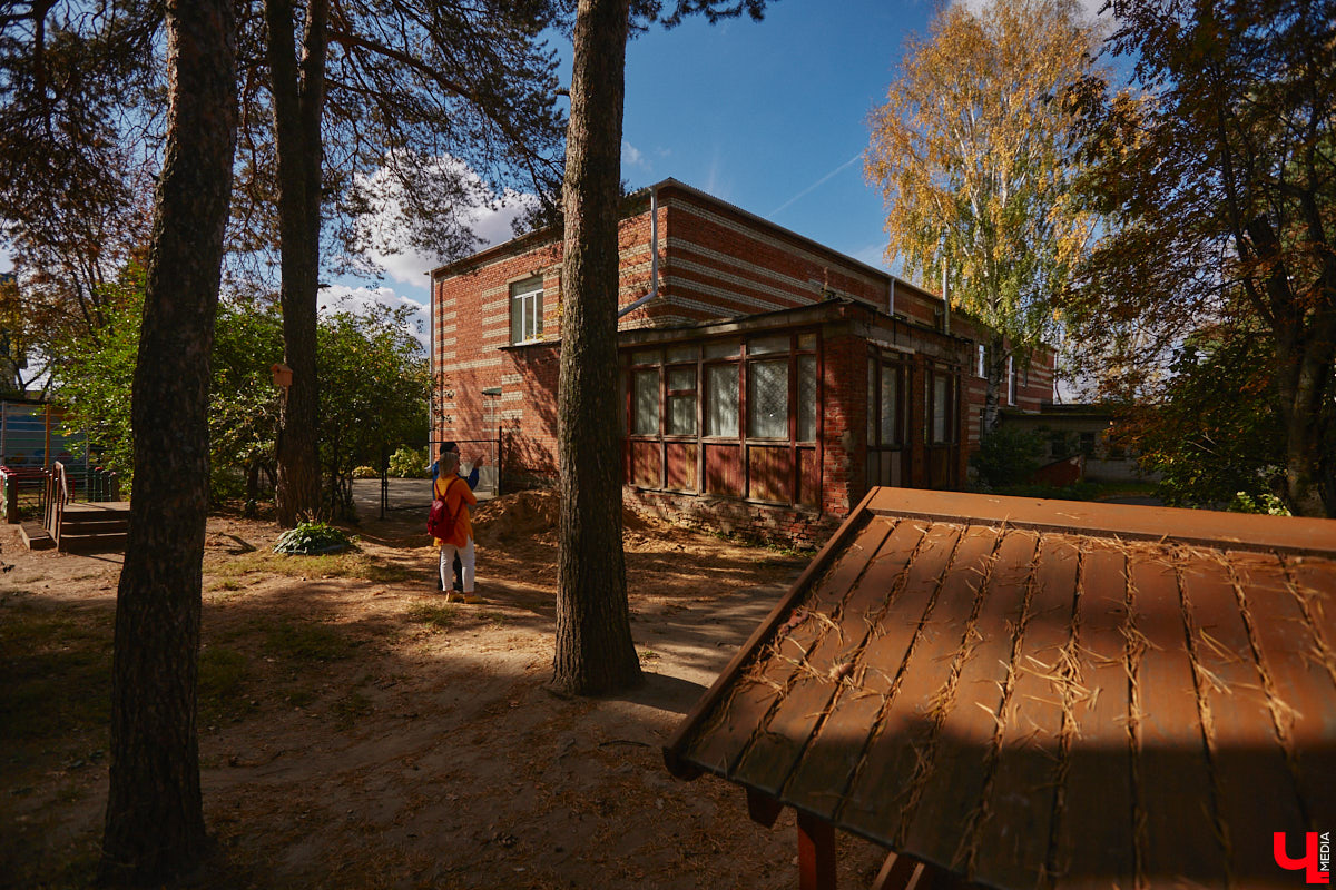Однажды в общественном транспорте две женщины громко спорили, где растут самые вкусные яблоки. Одна говорила, что в МЮДе, другая уверяла, что в поселке Садовом. И обе оказались правы. Что еще интересного есть в этом районе, на сегодняшней экскурсии нам поведал местный художник Антон Ёжкин.