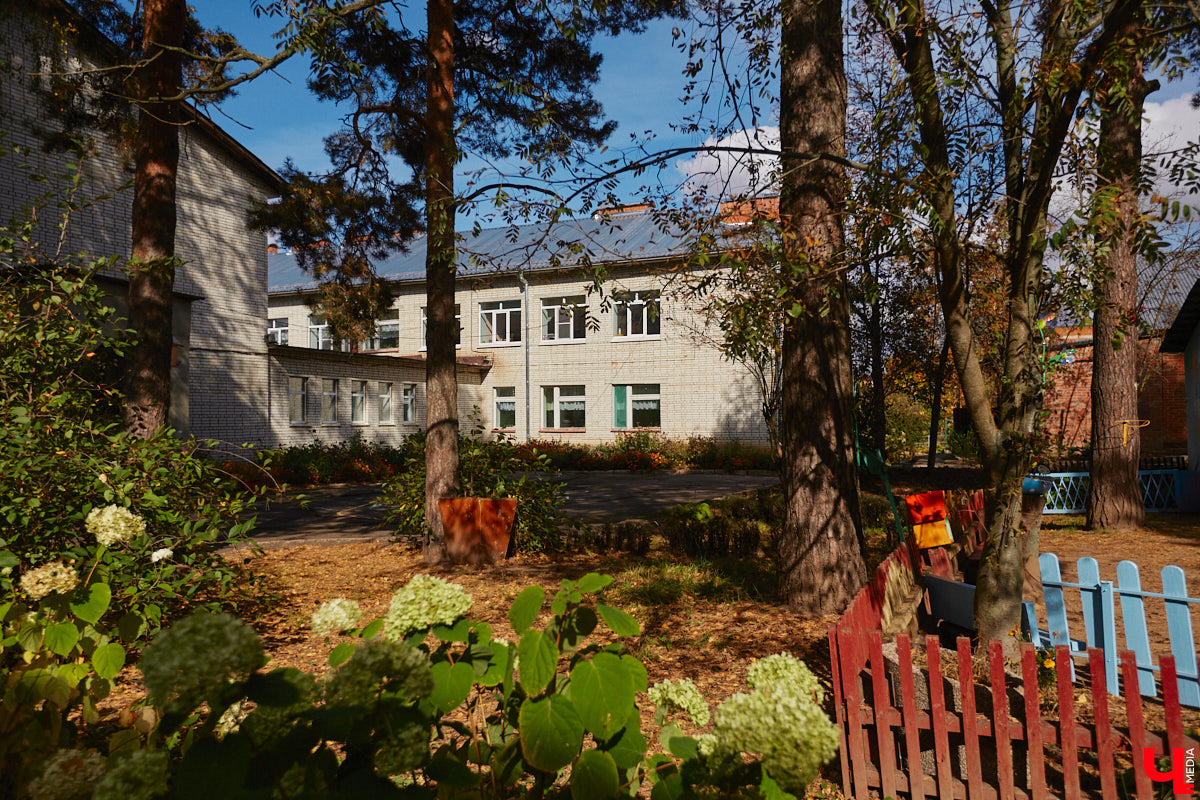 Однажды в общественном транспорте две женщины громко спорили, где растут самые вкусные яблоки. Одна говорила, что в МЮДе, другая уверяла, что в поселке Садовом. И обе оказались правы. Что еще интересного есть в этом районе, на сегодняшней экскурсии нам поведал местный художник Антон Ёжкин.